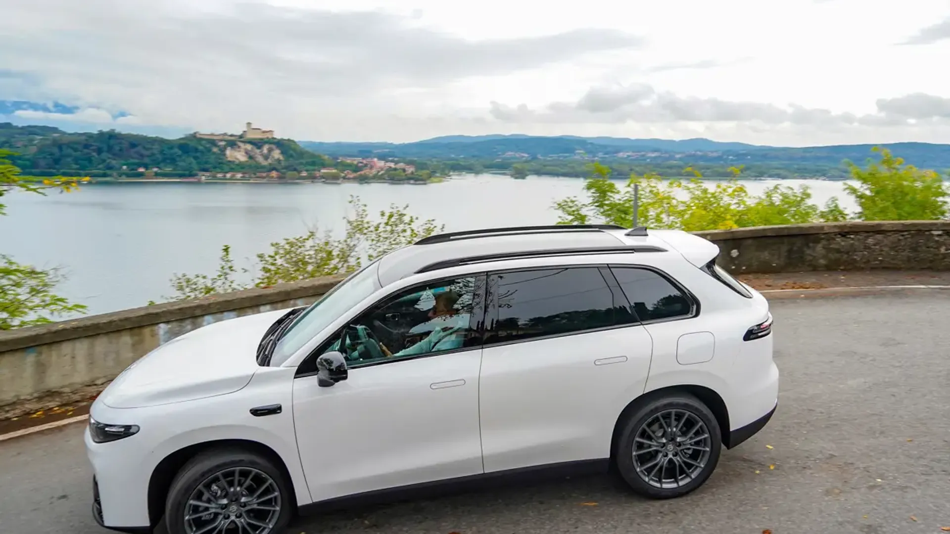 Elettronauti - Leapmotor C10 69kWh RWD - Grigio - Esterno - Vista anteriore a tre quarti