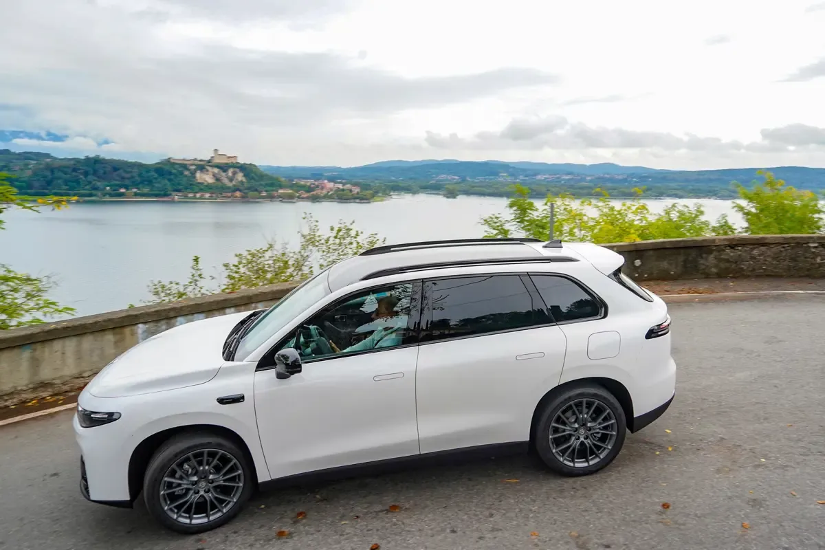 Elettronauti - Leapmotor C10 69kWh RWD - Grigio - Esterno - Vista anteriore a tre quarti