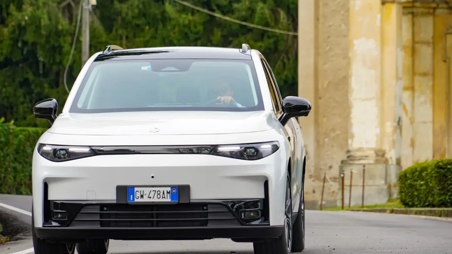 Elettronauti - Leapmotor C10 69kWh RWD - Grigio - Esterno - Vista anteriore a tre quarti