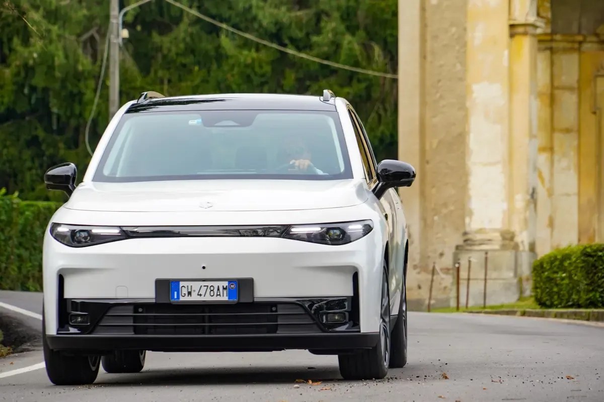 Elettronauti - Leapmotor C10 69kWh RWD - Grigio - Esterno - Vista anteriore a tre quarti