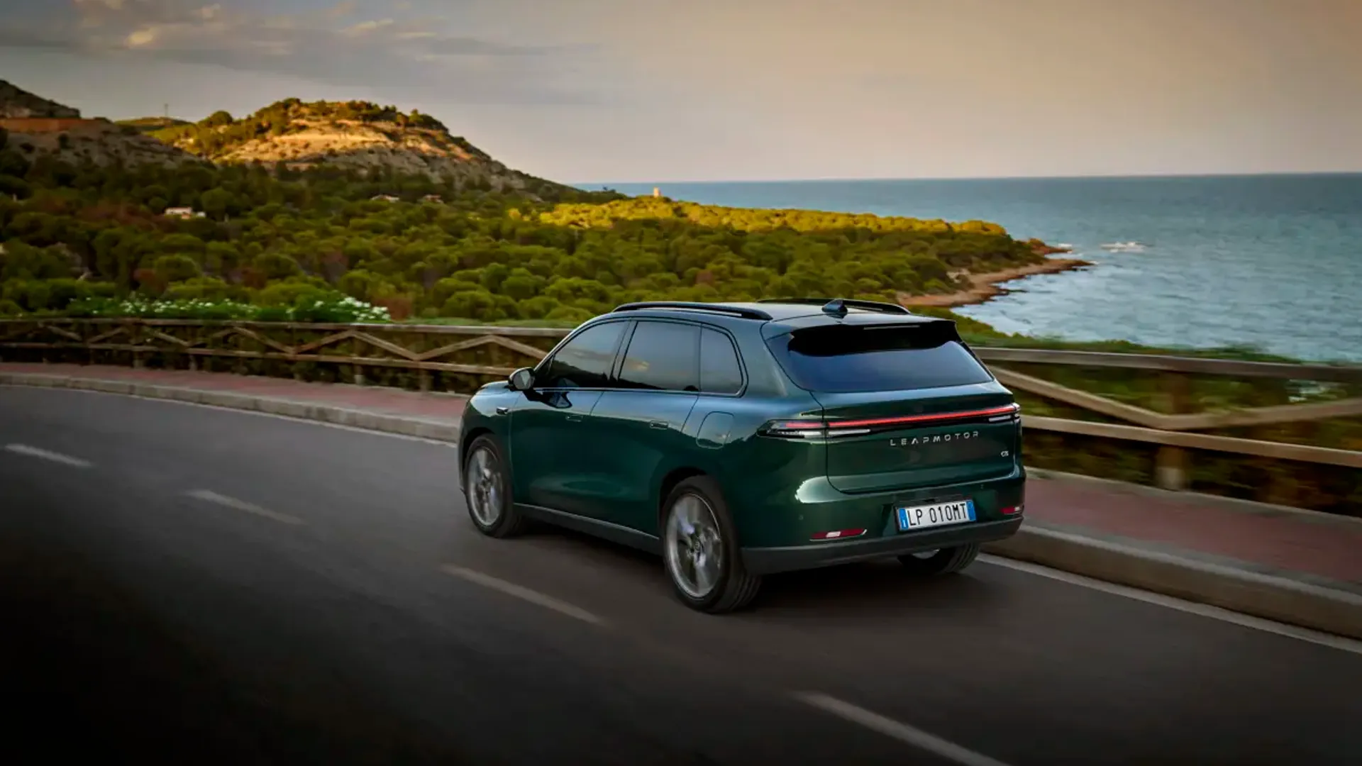 Elettronauti - Leapmotor C10 69kWh RWD - Grigio - Esterno - Vista anteriore a tre quarti