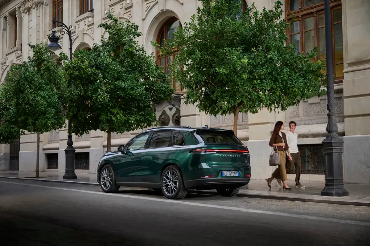 Elettronauti - Leapmotor C10 69kWh RWD - Grigio - Esterno - Vista anteriore a tre quarti
