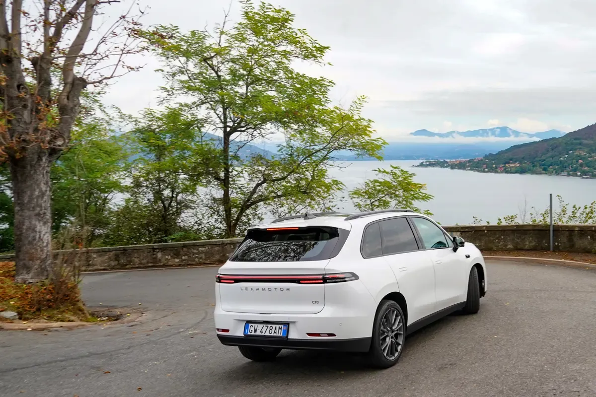 Elettronauti - Leapmotor C10 69kWh RWD - Grigio - Esterno - Vista anteriore a tre quarti