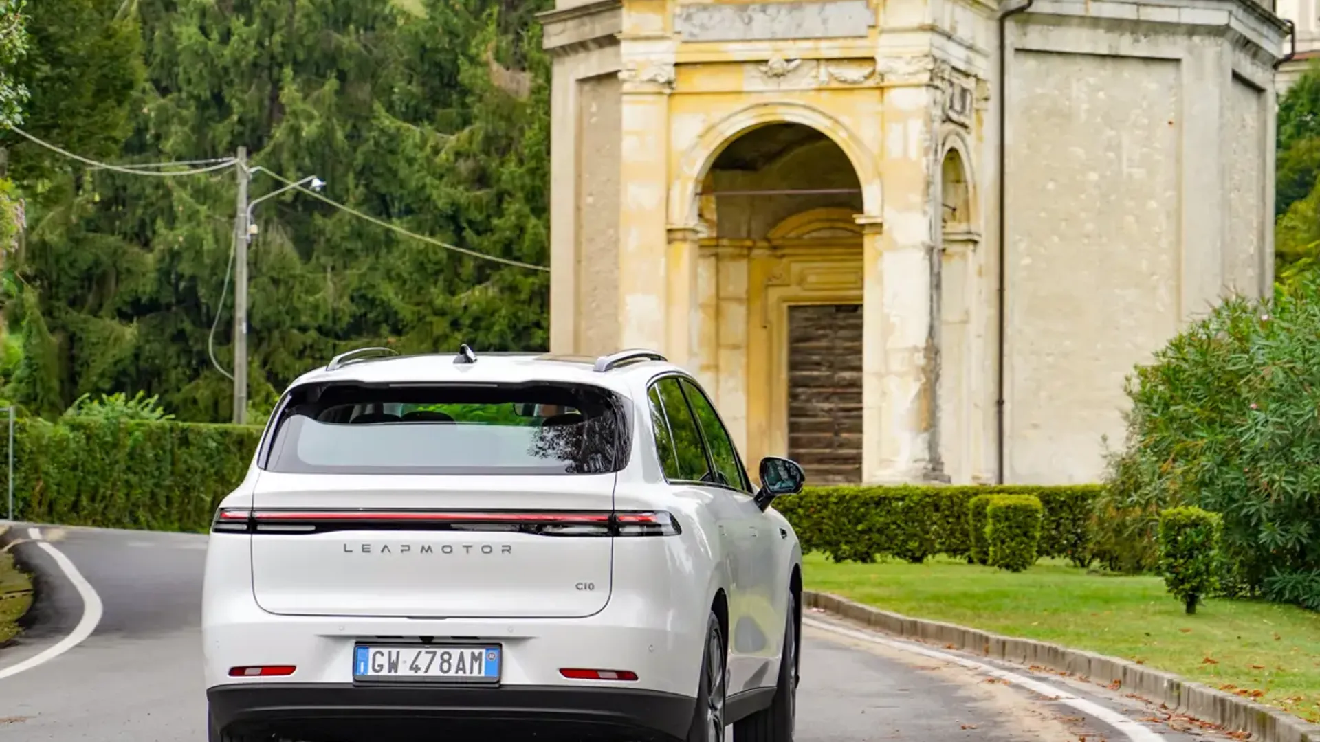Elettronauti - Leapmotor C10 69kWh RWD - Bianco - Esterno - Vista anteriore a tre quarti