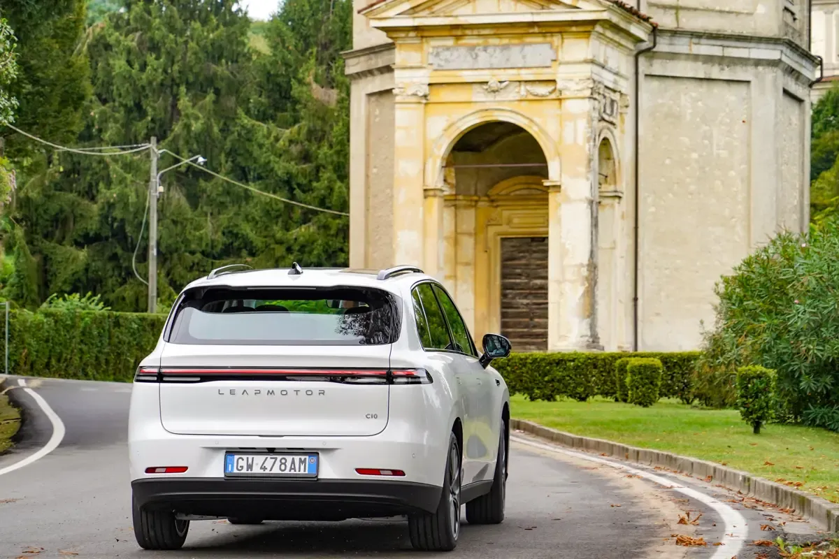 Elettronauti - Leapmotor C10 69kWh RWD - Bianco - Esterno - Vista anteriore a tre quarti