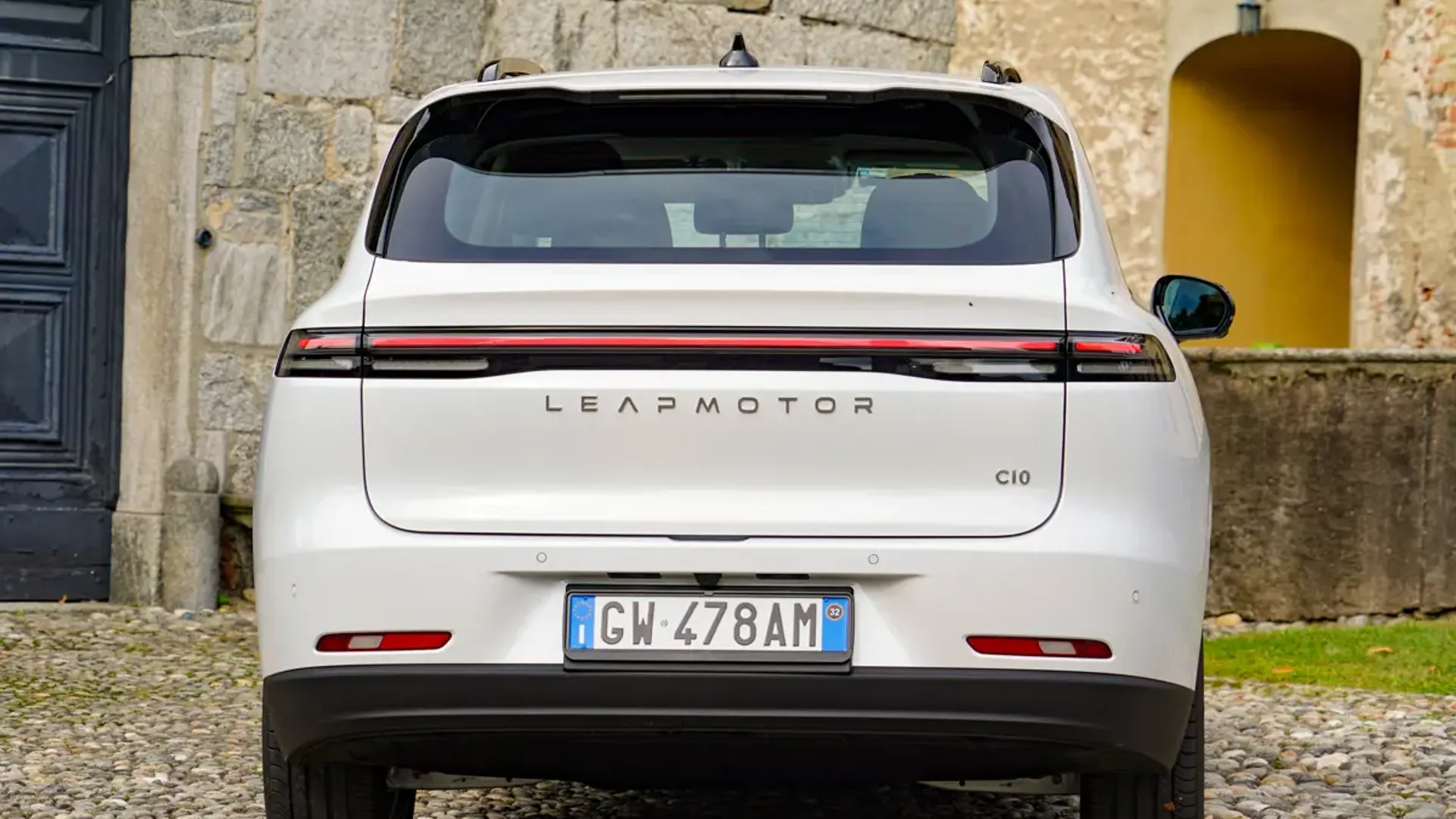 Elettronauti - Leapmotor C10 69kWh RWD - Bianco - Esterno - Vista anteriore a tre quarti