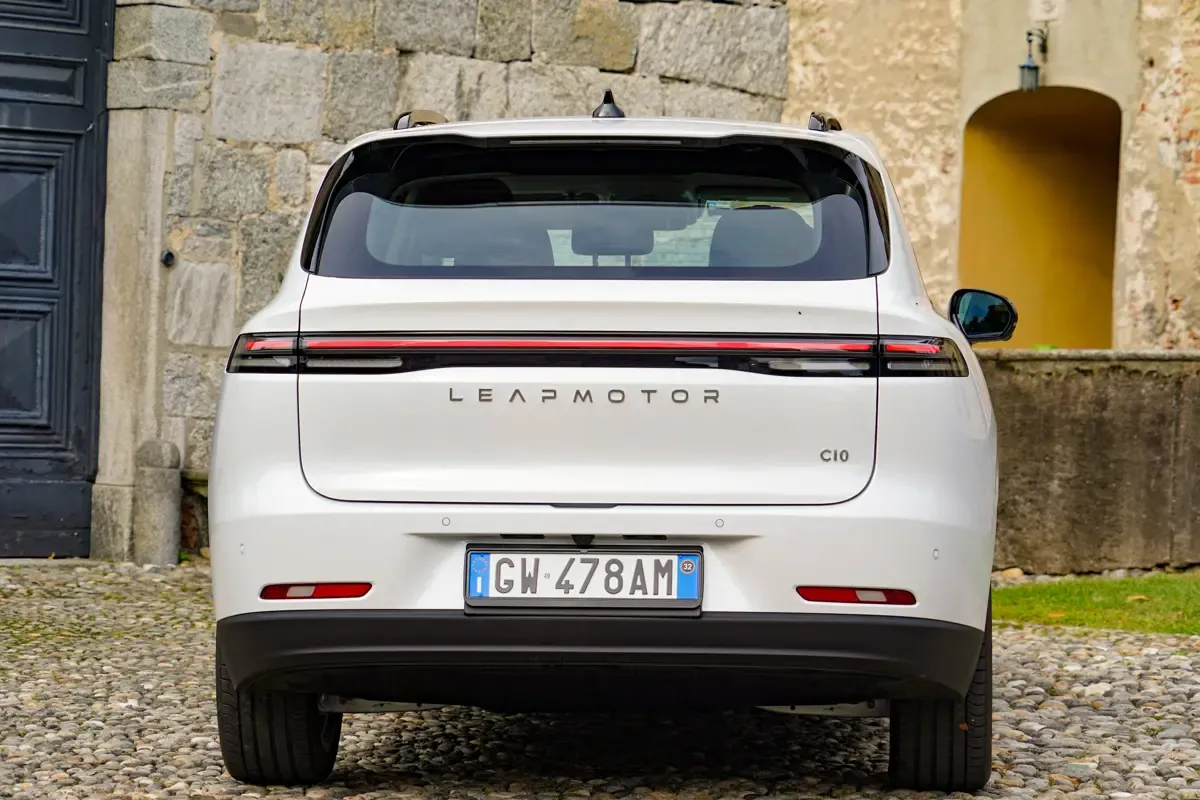 Elettronauti - Leapmotor C10 69kWh RWD - Bianco - Esterno - Vista anteriore a tre quarti