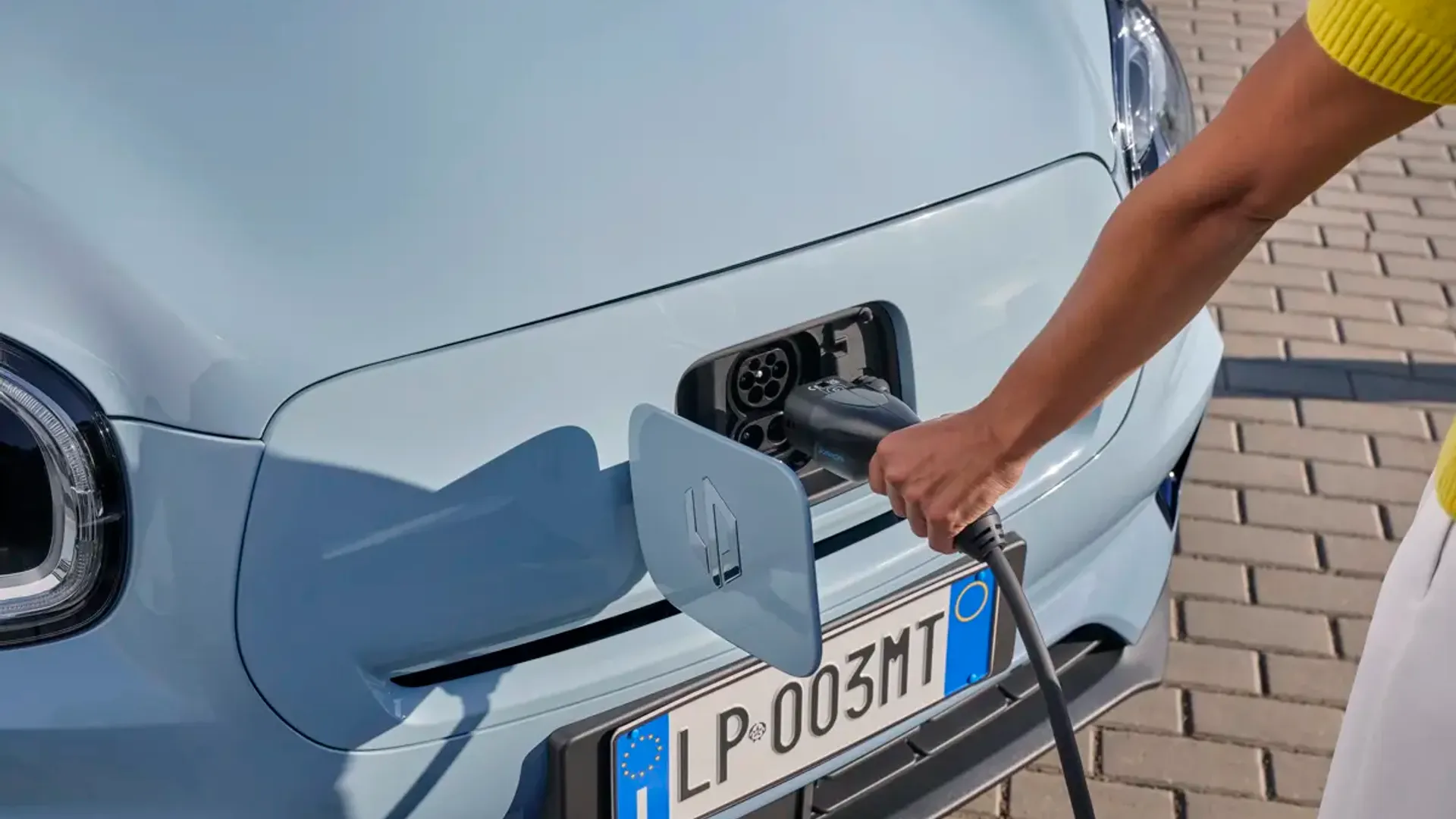 Elettronauti - Leapmotor T03 37.3 kWh - Light Blue - Presa di ricarica - Vista anteriore