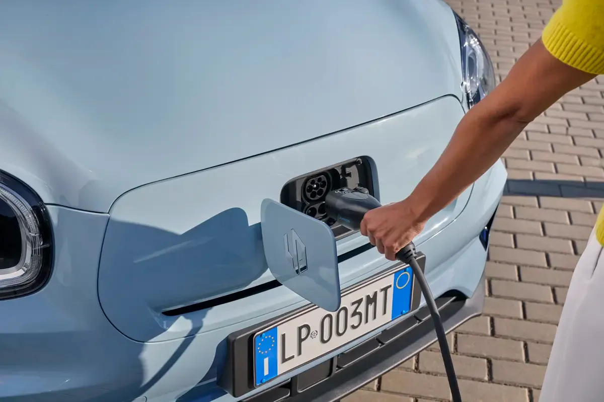 Elettronauti - Leapmotor T03 37.3 kWh - Light Blue - Presa di ricarica - Vista anteriore