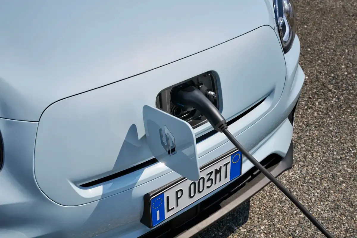 Elettronauti - Leapmotor T03 37.3 kWh - Bianco - Presa di ricarica - Vista anteriore