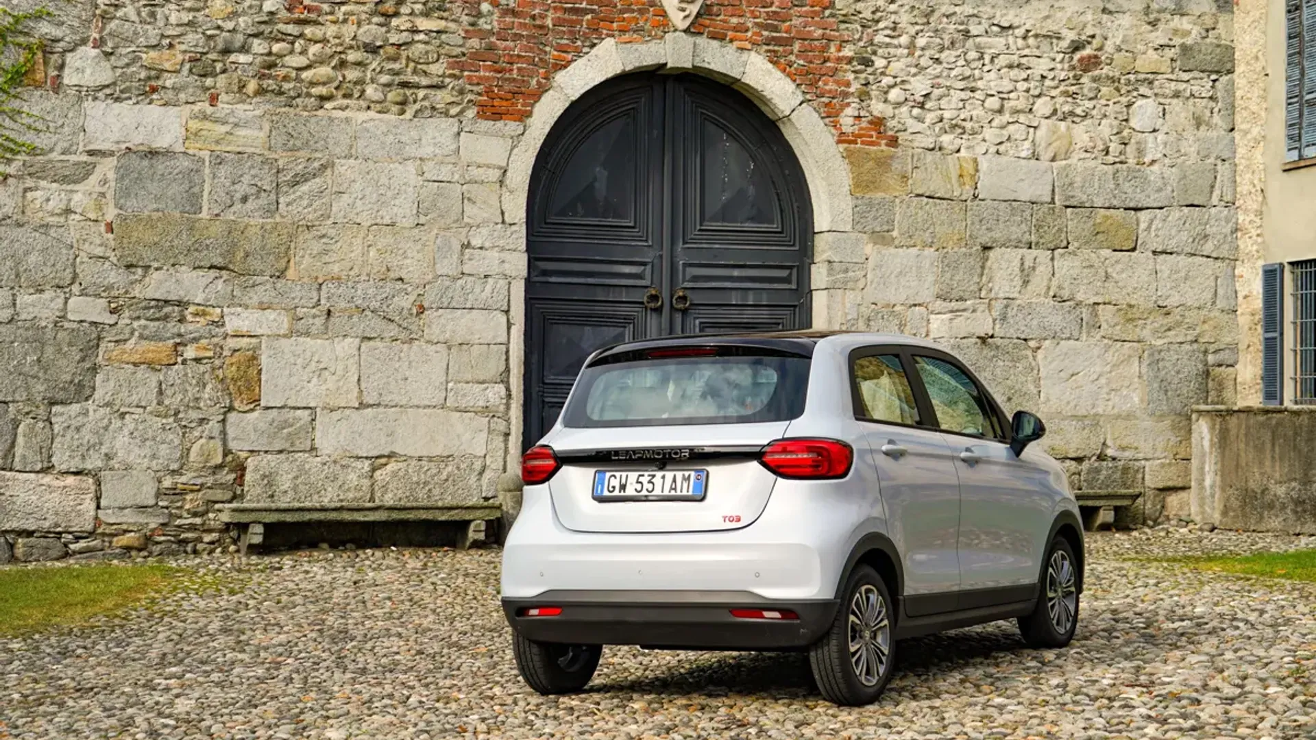 Elettronauti - Leapmotor T03 37.3 kWh - Blu - Esterno - Vista anteriore a tre quarti
