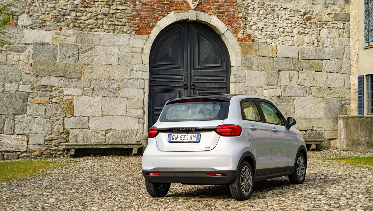 Elettronauti - Leapmotor T03 37.3 kWh - Blu - Esterno - Vista anteriore a tre quarti