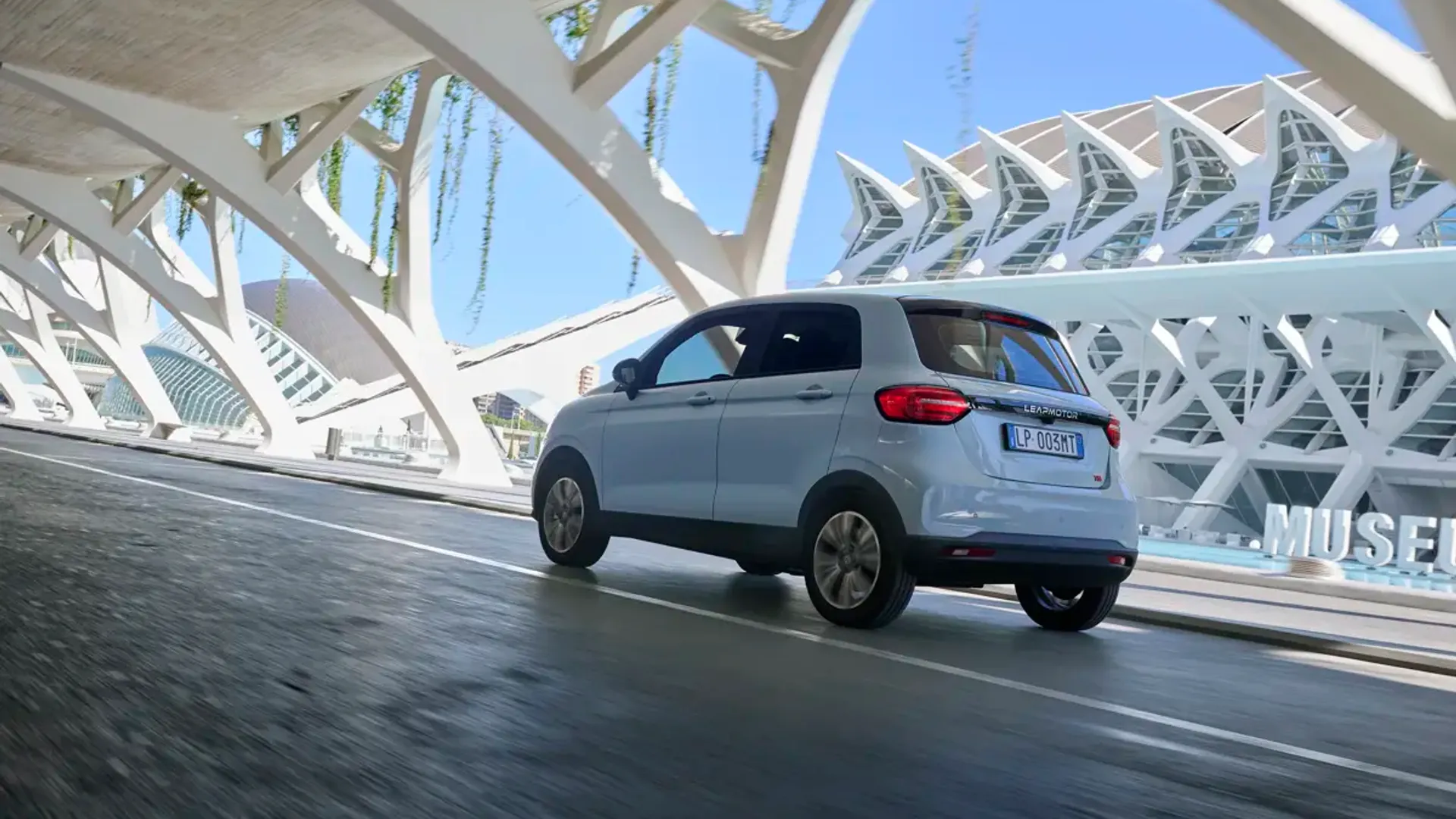 Elettronauti - Leapmotor T03 37.3 kWh - Blu - Esterno - Vista anteriore a tre quarti