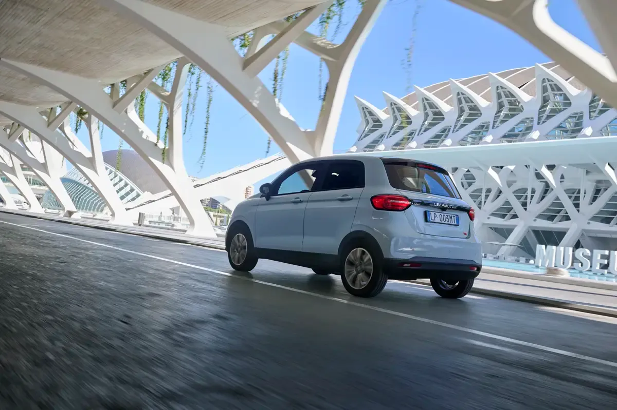 Elettronauti - Leapmotor T03 37.3 kWh - Blu - Esterno - Vista anteriore a tre quarti