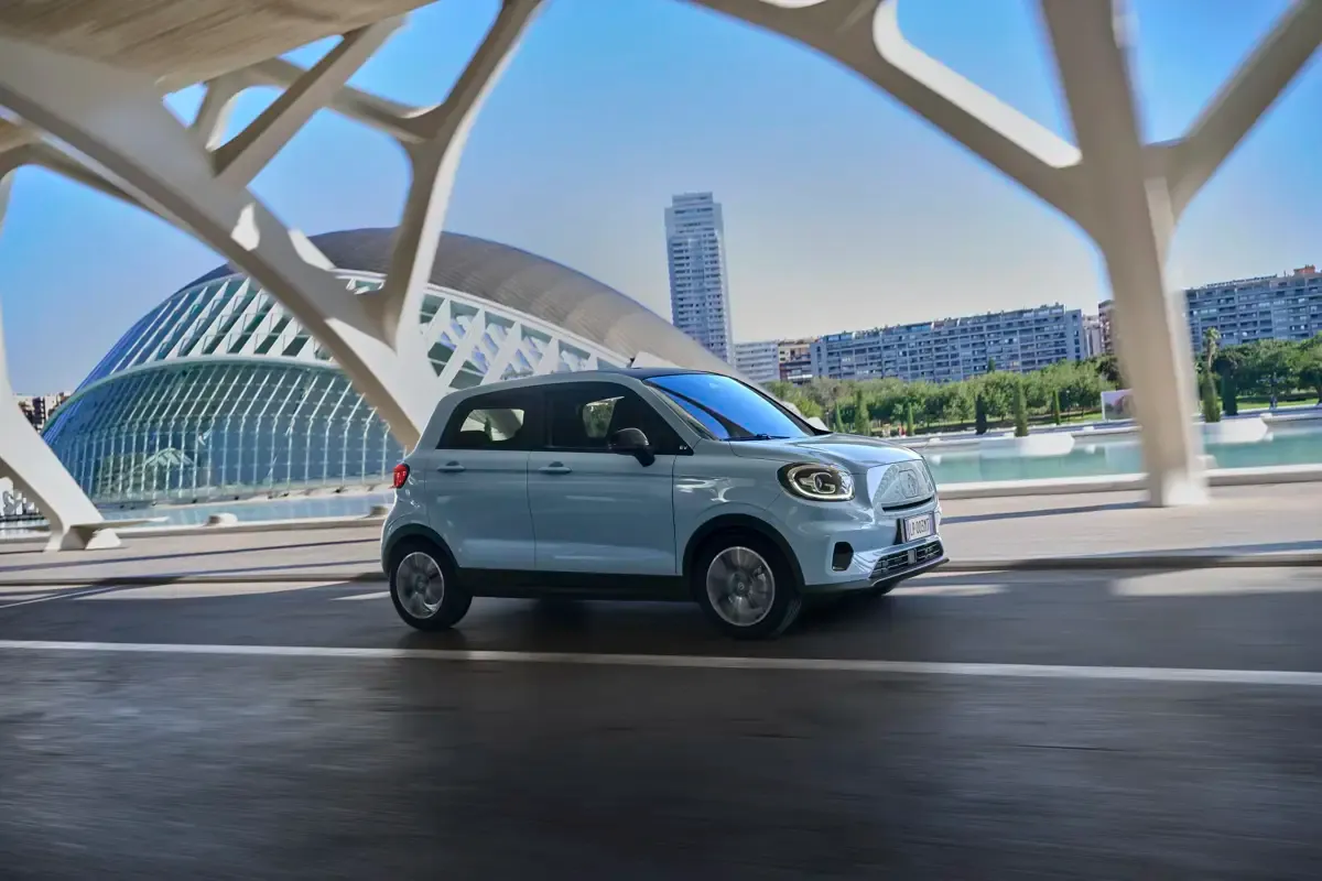 Elettronauti - Leapmotor T03 37.3 kWh - Light Blue - Esterno - Vista anteriore a tre quarti