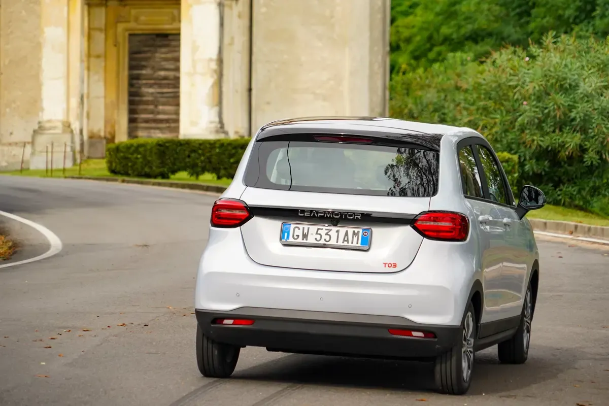 Elettronauti - Leapmotor T03 37.3 kWh - Light Blue - Esterno - Vista anteriore a tre quarti