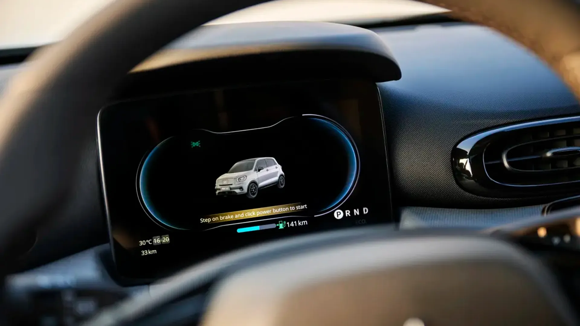 Elettronauti - Leapmotor T03 37.3 kWh - Bianco - Infotainment - Vista anteriore a tre quarti