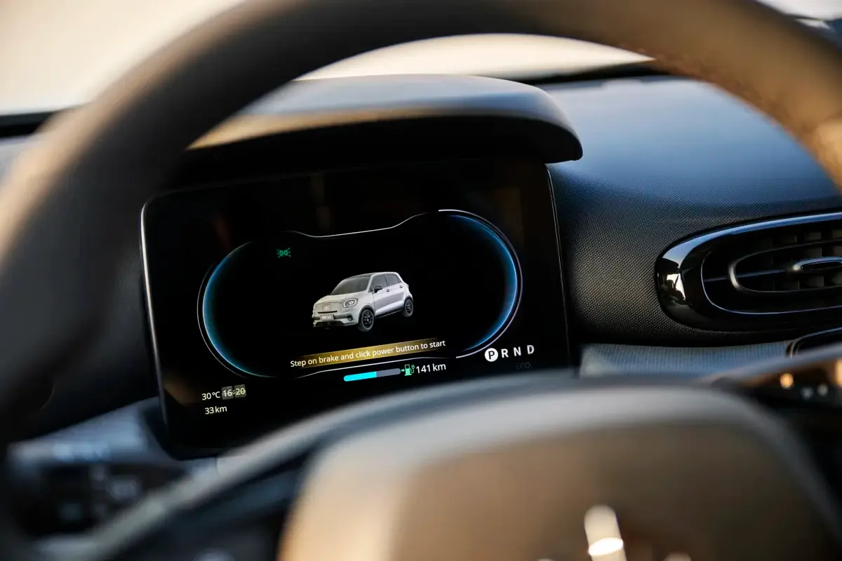Elettronauti - Leapmotor T03 37.3 kWh - Bianco - Infotainment - Vista anteriore a tre quarti