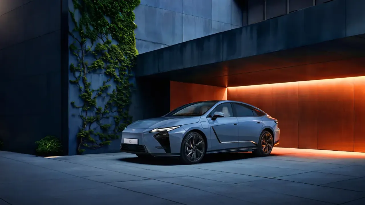Elettronauti - Lexus ES 500e DIRECT4 - Bianco - Esterno - Vista anteriore a tre quarti