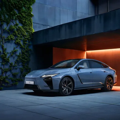 Elettronauti - Lexus ES 500e DIRECT4 - Bianco - Esterno - Vista anteriore a tre quarti