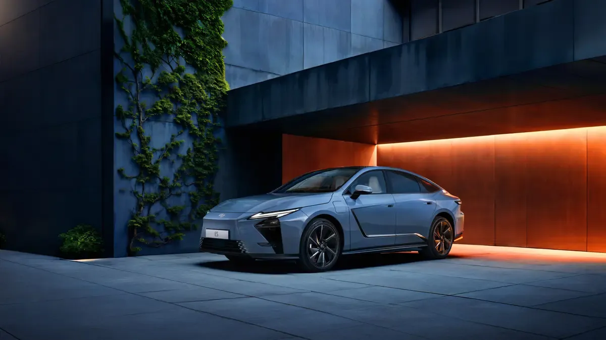 Elettronauti - Lexus ES 500e DIRECT4 - Bianco - Esterno - Vista anteriore a tre quarti