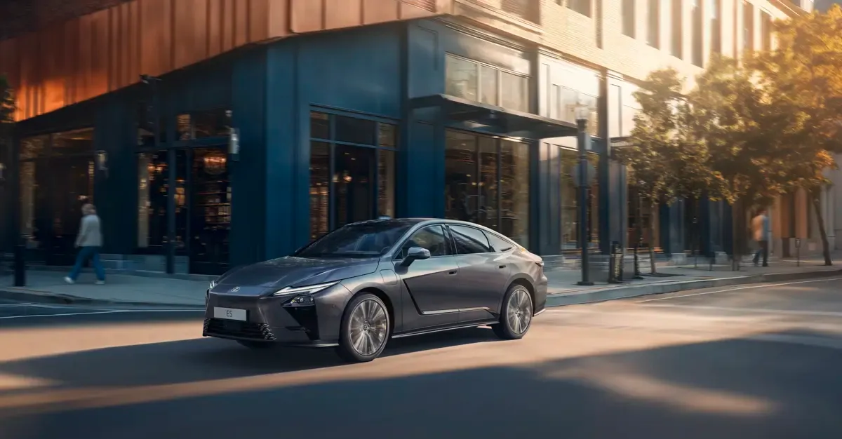 Elettronauti - Lexus ES 350e - Blu - Esterno - Vista anteriore a tre quarti
