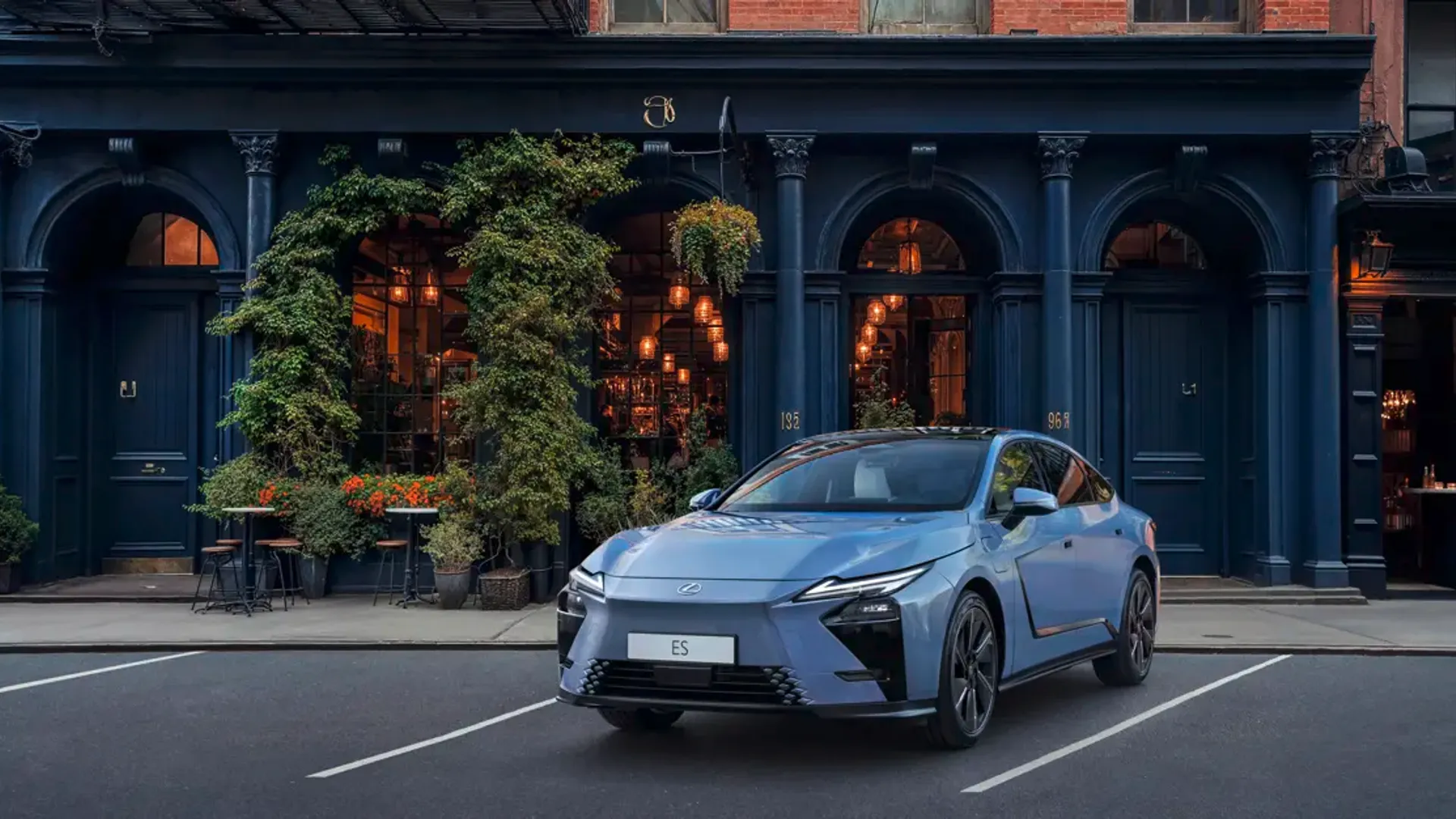 Elettronauti - Lexus ES 350e - Dark Blue - Esterno - Vista anteriore a tre quarti