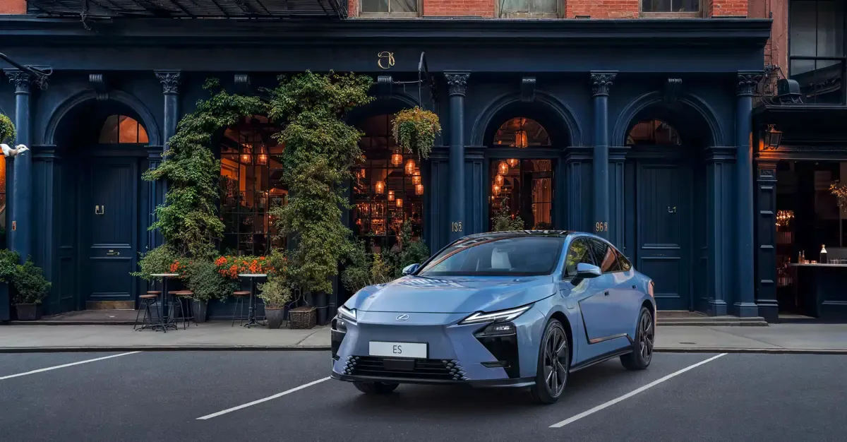 Elettronauti - Lexus ES 350e - Dark Blue - Esterno - Vista anteriore a tre quarti