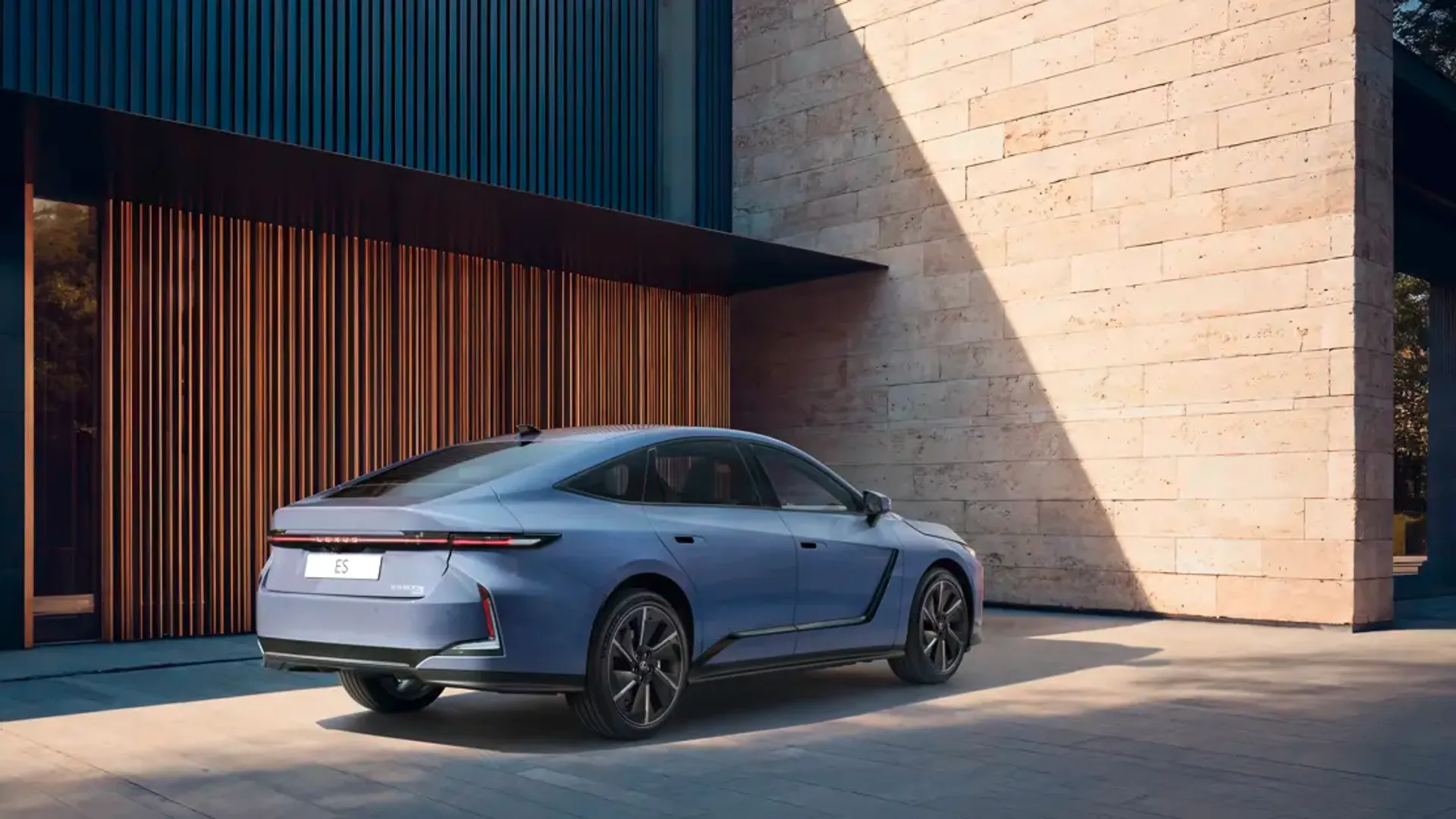 Elettronauti - Lexus ES 350e - Argento - Esterno - Vista anteriore a tre quarti