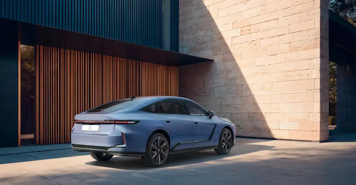 Elettronauti - Lexus ES 350e - Argento - Esterno - Vista anteriore a tre quarti
