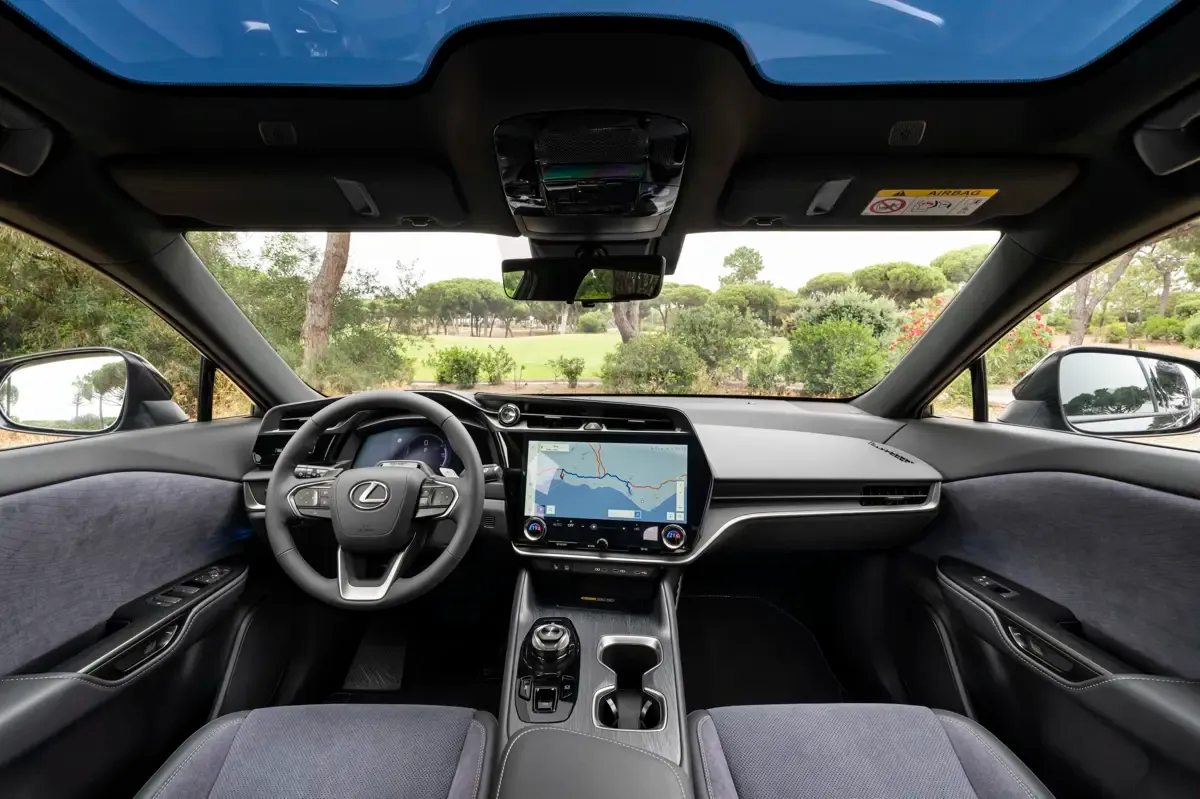Elettronauti - Lexus RZ 500e - Plancia - Vista della plancia
