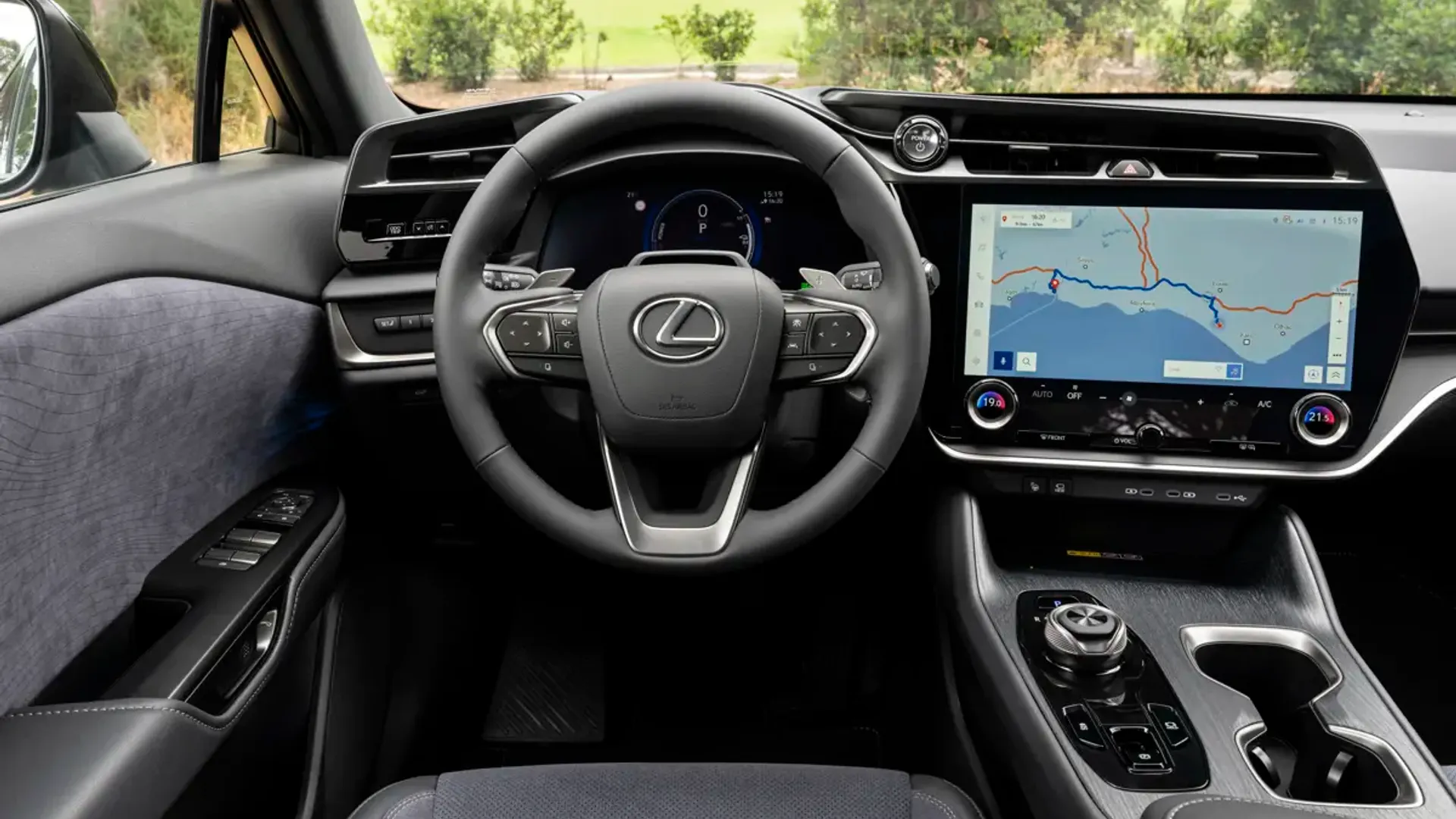 Elettronauti - Lexus RZ 500e - Plancia - Vista della plancia