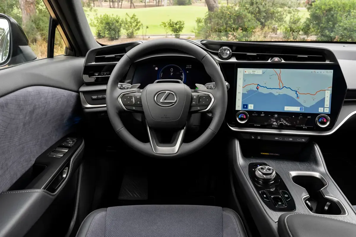 Elettronauti - Lexus RZ 500e - Plancia - Vista della plancia