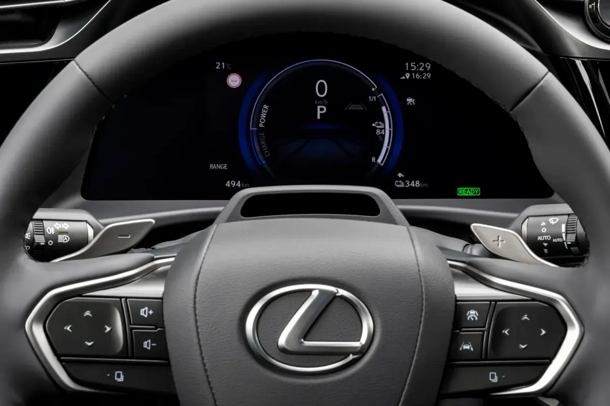Elettronauti - Lexus RZ 500e - Plancia - Vista della plancia