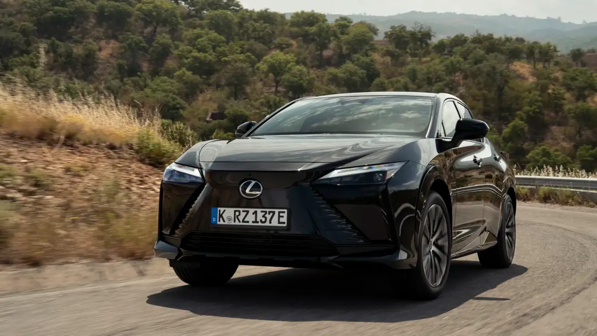 Elettronauti - Lexus RZ 500e - Esterno - Vista anteriore a tre quarti