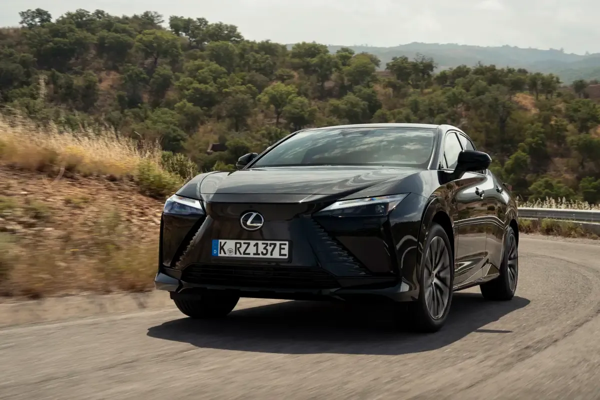 Elettronauti - Lexus RZ 500e - Esterno - Vista anteriore a tre quarti