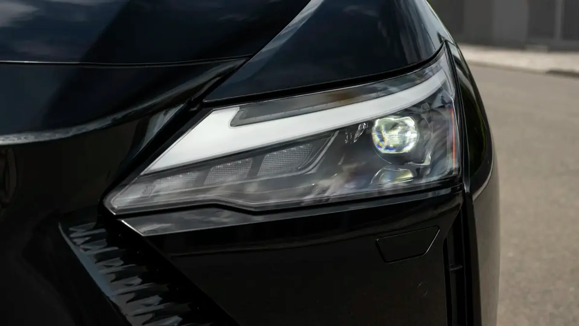 Elettronauti - Lexus RZ 500e - Esterno - Vista anteriore a tre quarti