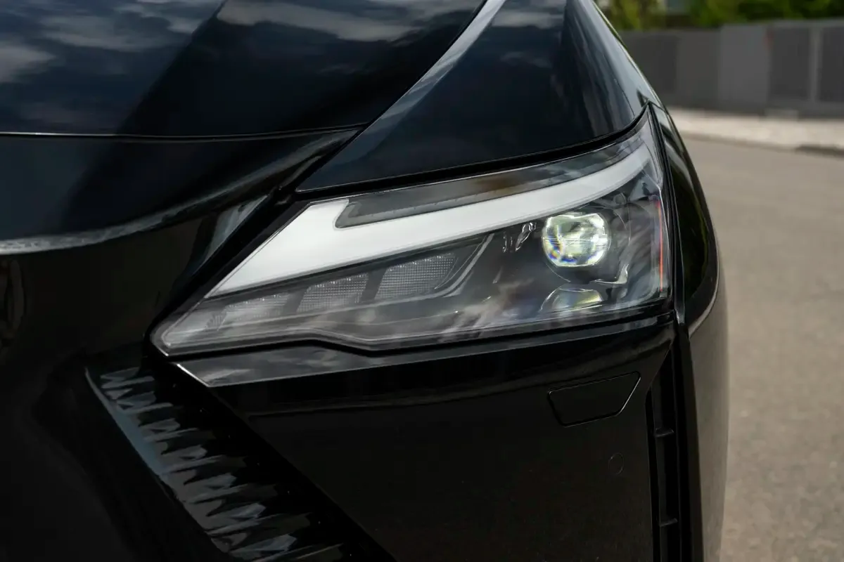 Elettronauti - Lexus RZ 500e - Esterno - Vista anteriore a tre quarti