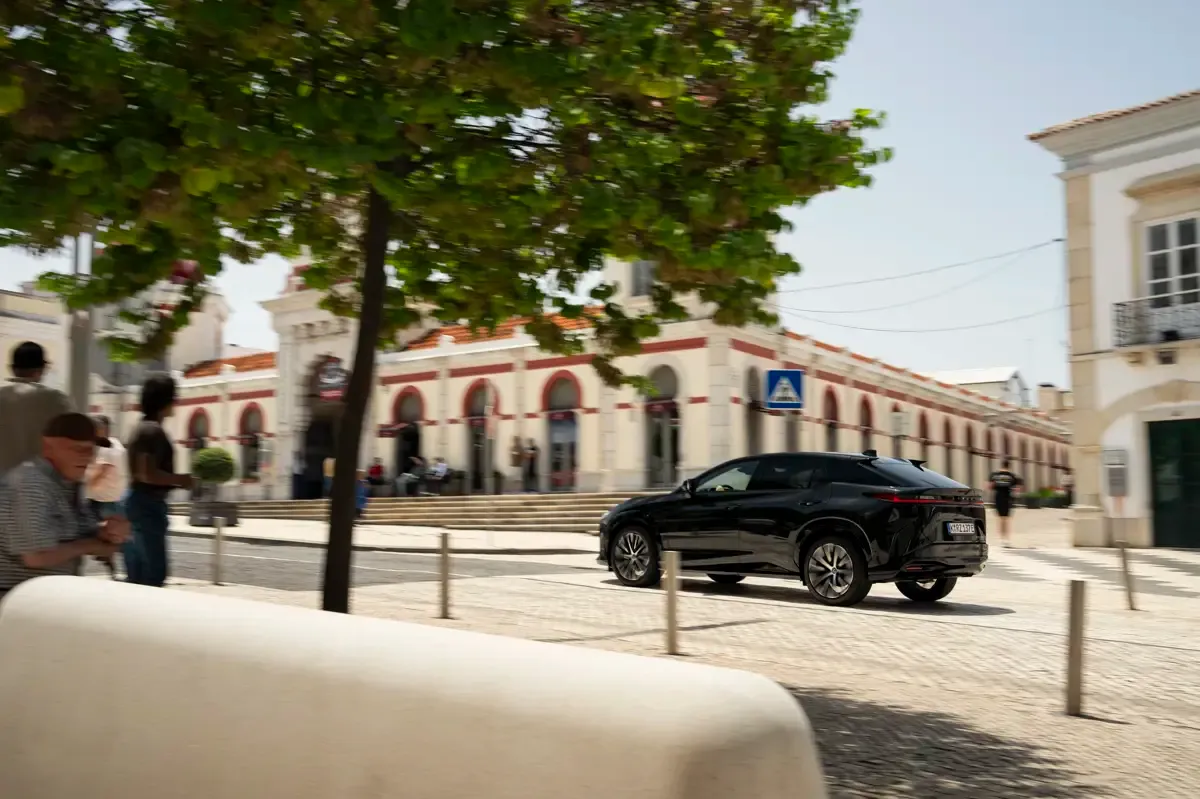 Elettronauti - Lexus RZ 500e - Nero - Esterno - Vista anteriore a tre quarti