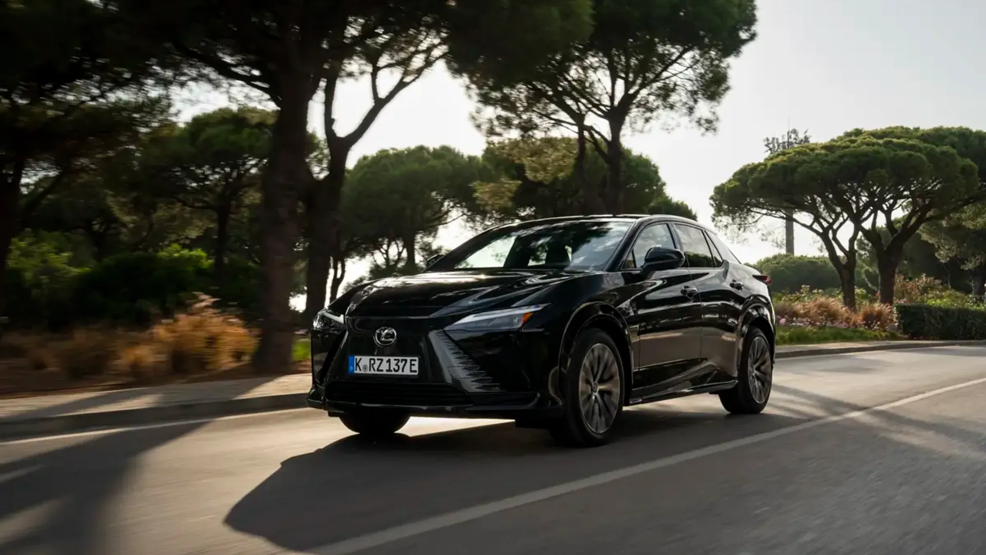 Elettronauti - Lexus RZ 500e - Nero - Esterno - Vista anteriore a tre quarti