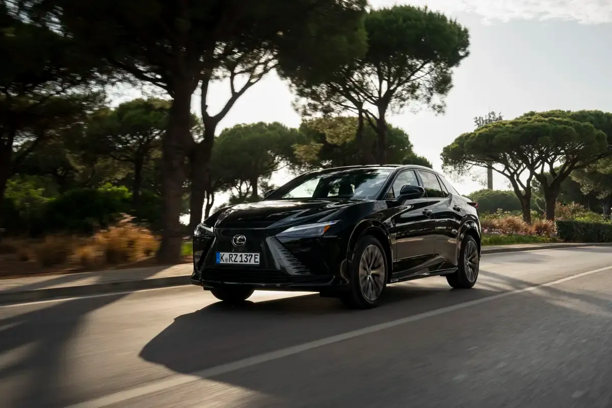 Elettronauti - Lexus RZ 500e - Nero - Esterno - Vista anteriore a tre quarti