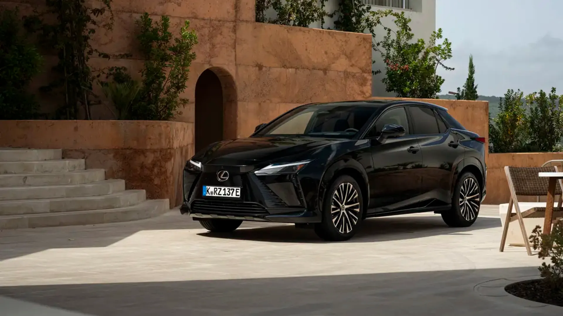 Elettronauti - Lexus RZ 500e - Blu - Esterno - Vista anteriore a tre quarti
