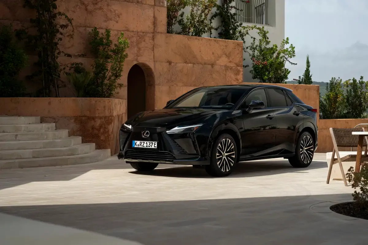 Elettronauti - Lexus RZ 500e - Blu - Esterno - Vista anteriore a tre quarti
