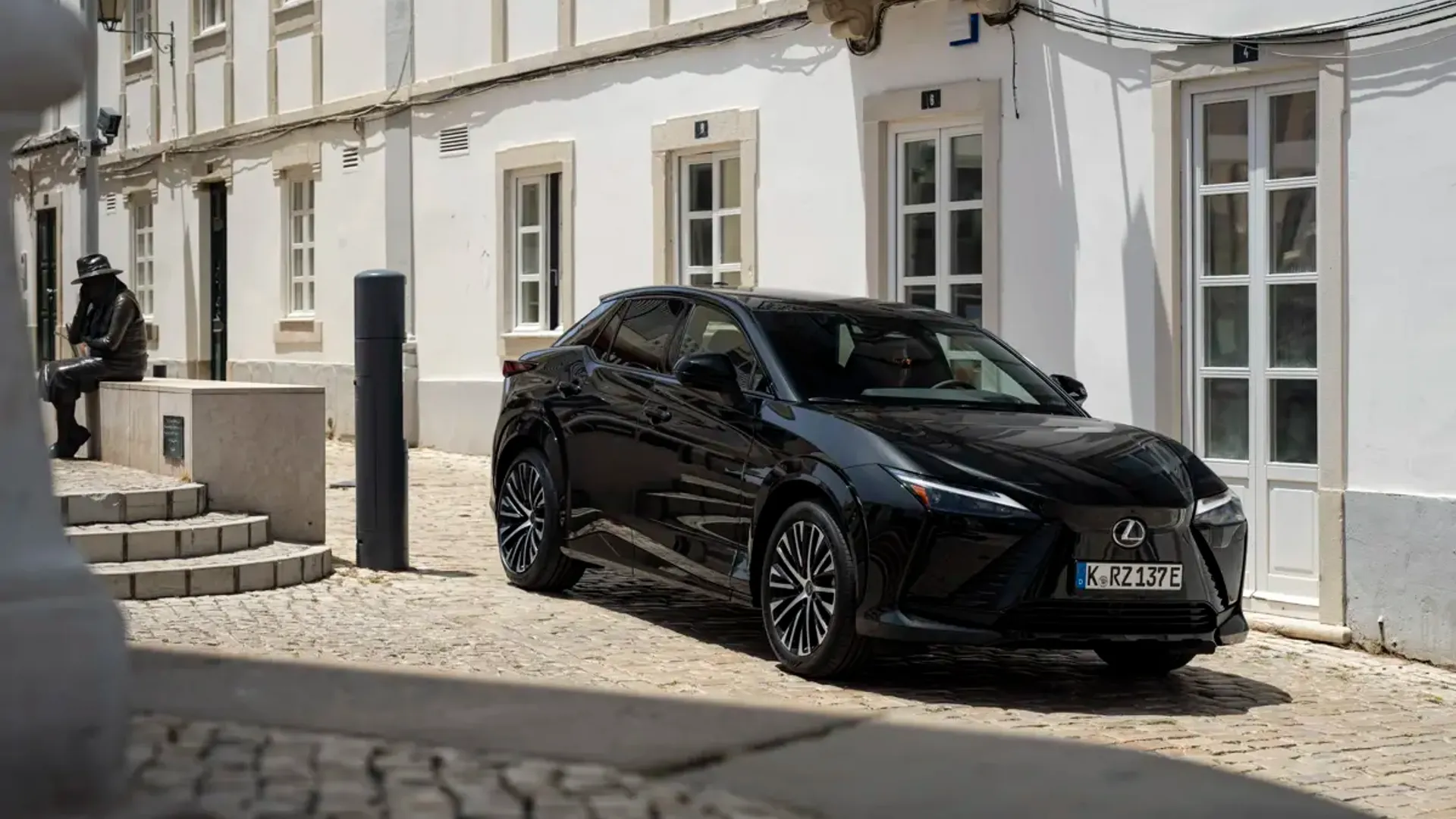 Elettronauti - Lexus RZ 500e - Blu - Esterno - Vista anteriore a tre quarti