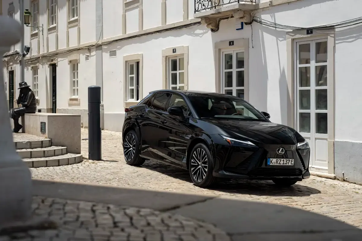 Elettronauti - Lexus RZ 500e - Blu - Esterno - Vista anteriore a tre quarti