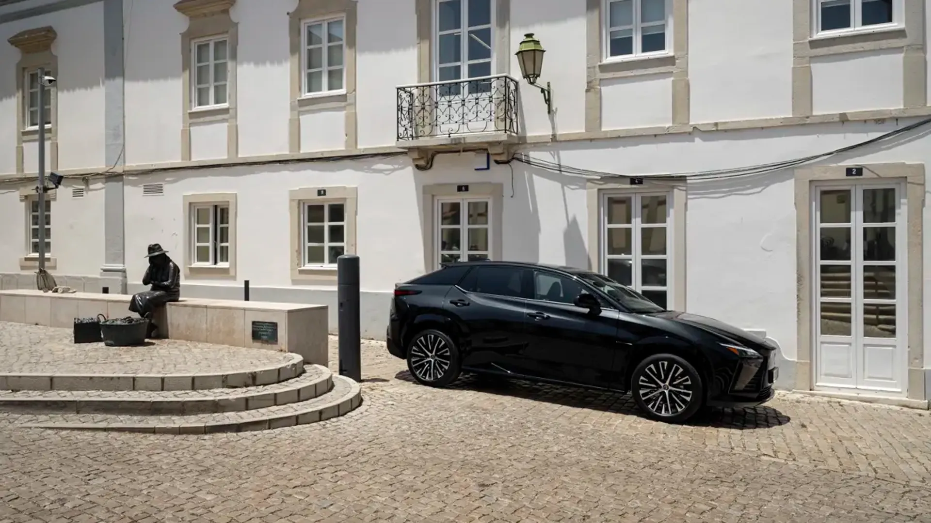 Elettronauti - Lexus RZ 500e - Blu - Esterno - Vista anteriore a tre quarti