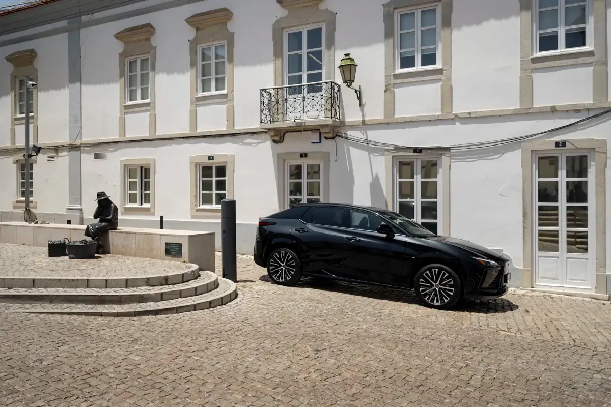 Elettronauti - Lexus RZ 500e - Blu - Esterno - Vista anteriore a tre quarti