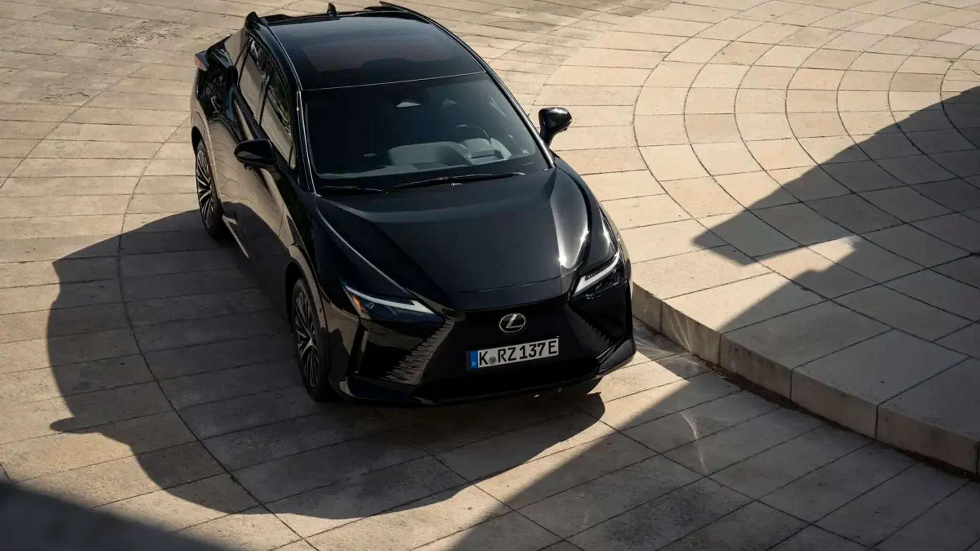 Elettronauti - Lexus RZ 500e - Blu - Esterno - Vista anteriore a tre quarti