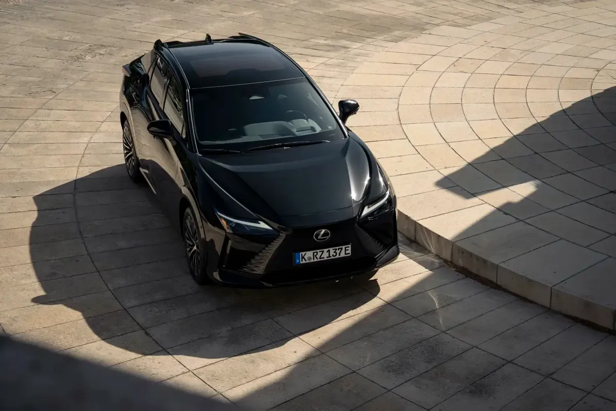 Elettronauti - Lexus RZ 500e - Blu - Esterno - Vista anteriore a tre quarti
