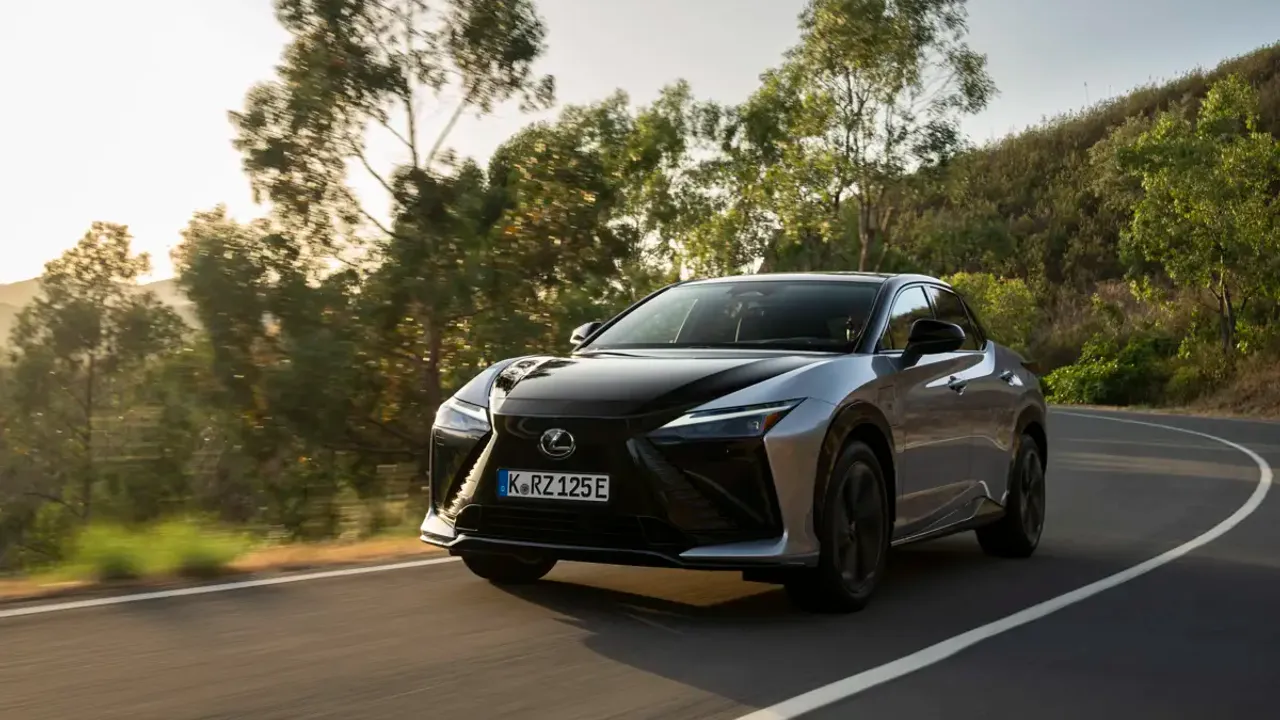 Elettronauti - Lexus RZ 550e F SPORT - Blu - Esterno - Vista anteriore a tre quarti